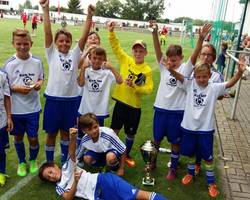 Ein gemischtes E-Junioren Team der KOOP Askania-Einheit sichert sich den 2.Mini-Sparkassen-Cup in Staßfurt und sorgen so für ein erstes Achtungszeichen in der neuen Saison. Herzlichen Glückwunsch Kinder!!